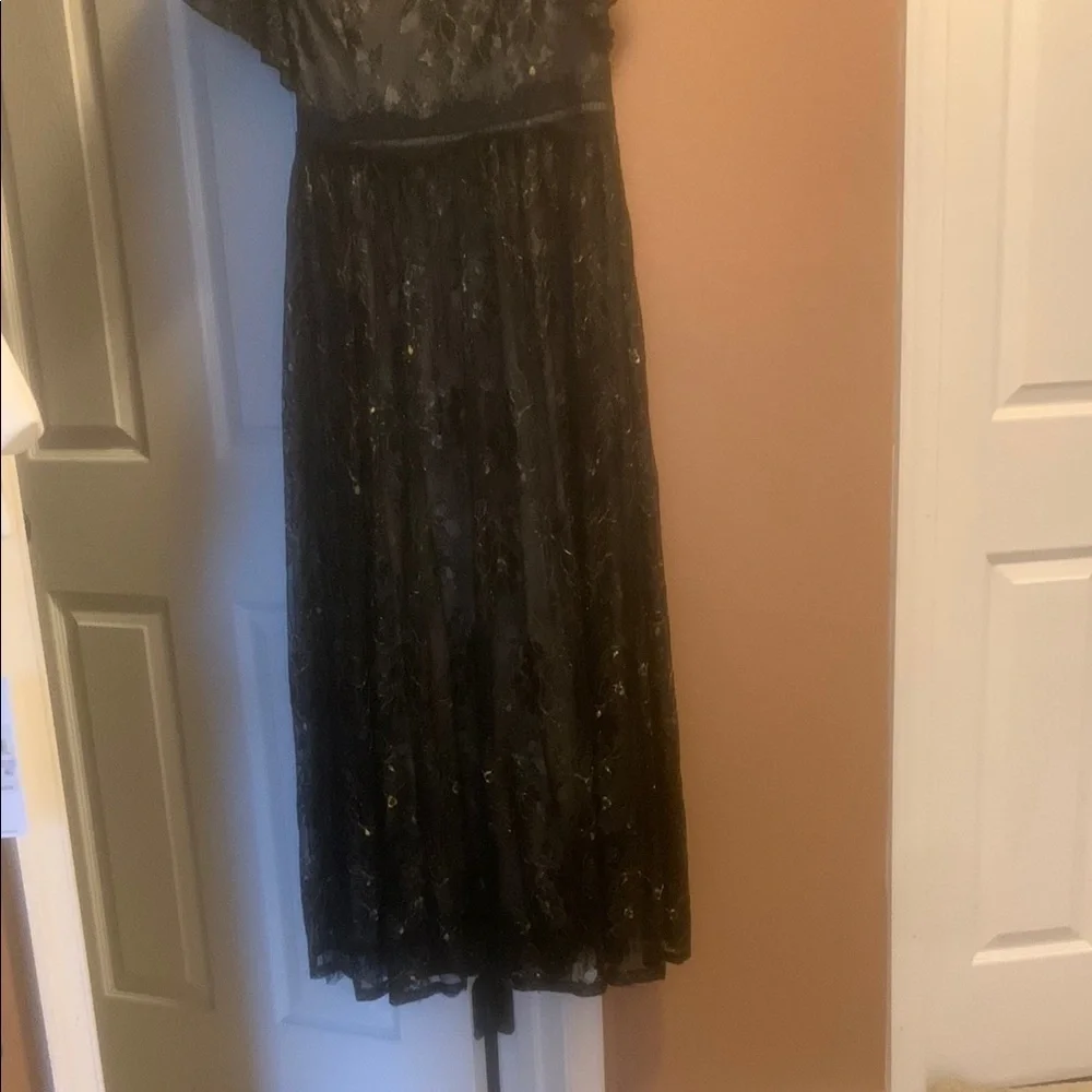 Elegant Black and Gold Lace Dress - Picture 2 of 5